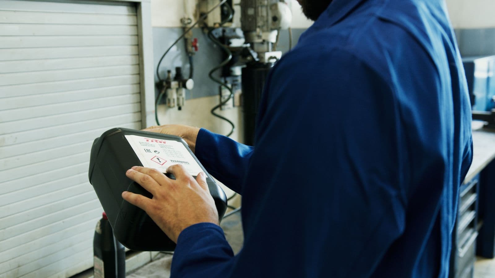 Reparador usando equipamento de diagnóstico em um veículo